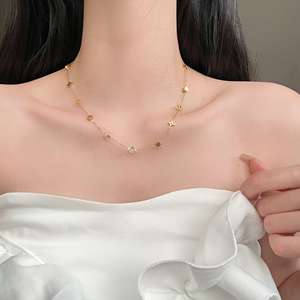 طقم عقد وسوار نسائي TZ074 من الفولاذ المقاوم للصدأ بطلاء ذهبي وشكل زهرة البرسيم رباعية الأوراق لا يبهت لونه - Product Image 4