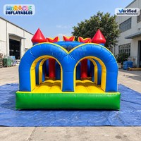 Structure gonflable commerciale avec parcours d'obstacles, double toboggan de course et obstacles d'escalade, idéale pour le jeu en extérieur