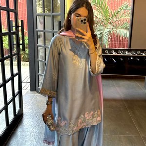 Traje Salwar Kameez de moda del Sur de Asia, de tela de georgette de seda con bordado pesado, semisellado, para fiesta / Tradicional y fácil de estilizar - Product Image 3
