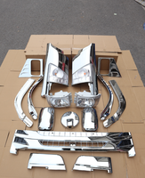 Kit de pièces de carrosserie chromées pour camion Isuzu NPR, comprenant les caches de phares, les garnitures de roue, la calandre et les coques de rétroviseurs.