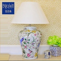 Lampe de table décorative blanche populaire pour hôtel, avec abat-jour en tissu céramique à motif floral et oiseaux, et ampoule à incandescence