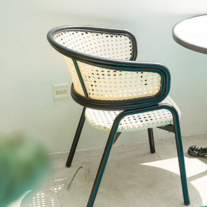 Chaise en aluminium massif au design nordique moderne, fauteuil en rotin avec canne en frêne pour hôtel, salon et restaurant - Product Image 3