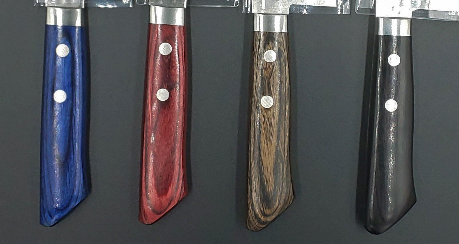 Noir, Rouge, Bleu, Marron (pin de séquoia)