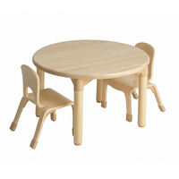 Ensemble table et chaises en bois massif Montessori conçu pour les classes de maternelle, de jardin d'enfants et d'éducation préscolaire, pour une utilisation quotidienne d'apprentissage.