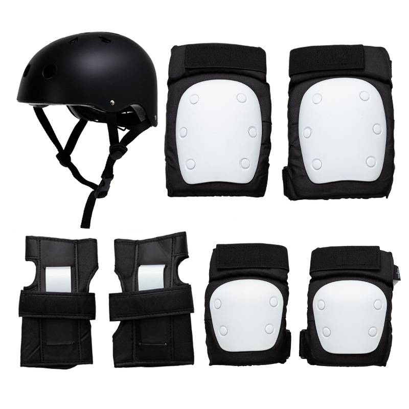 Casco negro, equipo de protección blanco.