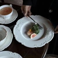 Assiettes à dîner en céramique de 10 pouces à motifs floraux en relief européens, vaisselle vintage pour mariage, restaurant, traiteur