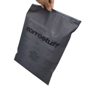 Sacs en plastique givrés imprimés sur mesure avec logo, sacs refermables translucides mats noirs avec fermeture éclair pour vêtements - Product Image 2