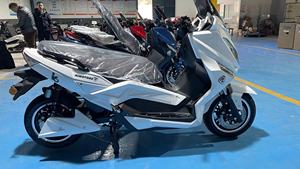 Motocicleta de Alta Velocidad con Diseño Moderno y Colorido, 3000W, 72V, 80-100ah, Disponible para Viajes Diarios, Scooters T9 - Product Image 2