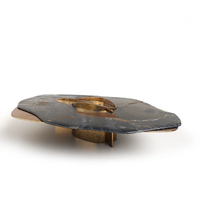 Table basse en marbre massif de forme libre Dream Home, ornement artistique en bronze vieilli, bord naturel irrégulier, table basse de designer haut de gamme pour villa