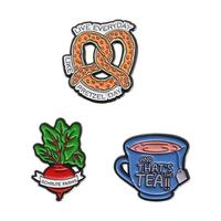 En gros, Broches en métal émaillées décoratives créatives et mignonnes, en forme de carotte rouge, tasse à thé et beignet, de style mode