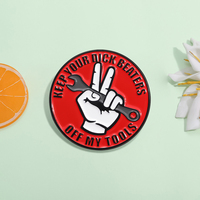 Mantenga sus batidores de pene fuera de mis herramientas Pin de esmalte Broche de gesto divertido Insignia de solapa Regalo de joyería al por mayor
