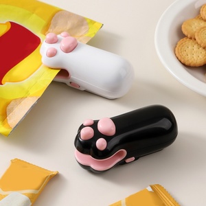 Mini pince de scellage en plastique en forme de patte de chat avec logo personnalisé pour la maison, les étudiants, les dortoirs, les collations, l'emballage secondaire et l'artefact de scellage sous vide - Product Image 1