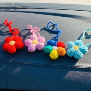 Colgante de Coche de Flores Tejidas a Crochet Hecho a Mano, Decoración Interior de Poliéster, Accesorio para Espejo Retrovisor, Estilo Moderno, Producto Terminado - Product Image 3