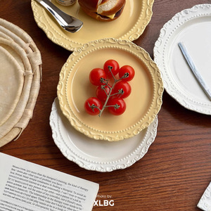 Plato de cerámica estilo francés con relieve, redondo, color crema, apto para lavavajillas, para uso en fiestas en casa. - Product Image 1