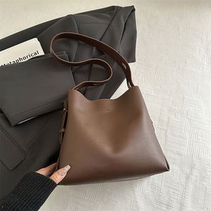 Women's New Fashion <b>Large</b> Capacity Leisure Travel Shoulder <b>Messenger</b> <b>Bag</b> Wide Shoulder Strap Wholesale Made PU - Product Image 2