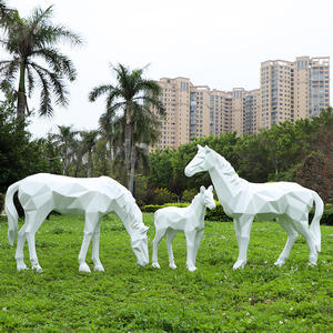 Ensemble de figurines de chevaux en fibre de verre réalistes et résistantes aux intempéries - Sculpture de jardin au design personnalisé pour une utilisation en intérieur/extérieur - Product Image 5