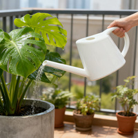 Grosir Kaleng Siram Air 1.5L dengan Cerat Panjang, Pot Air Plastik Modern untuk Tanaman Rumah dan Bunga Dalam Ruangan.