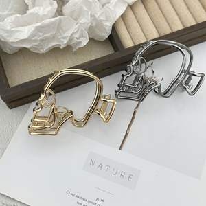 Grande pince à cheveux moderne en métal ajouré en forme de griffe de requin et de crâne décoratif pour filles, thème Halloween - Product Image 2