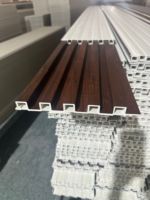 Partisi Ruangan Kayu Putar Model Tangga, Partisi Dinding WPC, Kolom Partisi WPC, Panel Dinding WPC, Dekorasi Dinding Tabung Kayu Dengan Lampu
