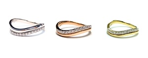 Alliance classique en or rose 18 carats avec diamants taille brillant rond sertis à griffes pour les occasions de fête des femmes - Product Image 4