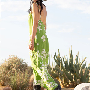 ชุดเดรสยาวแบบมีสายคล้องไหล่ลายดอกไม้สีเขียวสดสไตล์ฮาวาย ดีไซน์หรูหราแบบ OEM ผลิตตามสั่งจากผ้าไหมสำหรับผู้หญิง - Product Image 4