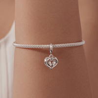 Breloque en forme de cœur plaqué argent avec empreintes de pieds de bébé, sertie de cristaux en strass, cadeau romantique pour unisexe