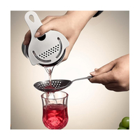 Passoire à cocktail 4 branches en acier inoxydable, écologique, à ressort haute densité, pour un versement fluide, compatible avec les shakers Boston et les ustensiles de bar.