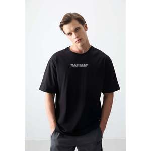 เสื้อยืดคอกลมพิมพ์ลายทรงโอเวอร์ไซส์เนื้อผ้าฝ้าย 100% สีดำสำหรับผู้ชาย รุ่น Air Jones - รุ่น 88356 - Product Image 1