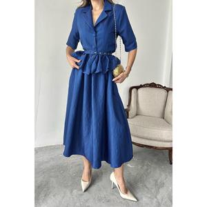Ensemble élégant pour femme en lin et coton bleu marine avec veste à volants ceinturée et jupe froncée, manches trois quarts, respirant - Product Image 1