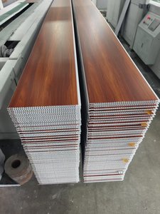 Panneaux de <span class=keywords><strong>plafond</strong></span> et de mur en PVC à grain de bois à bas <span class=keywords><strong>prix</strong></span> populaires en Chine - Product Image 4
