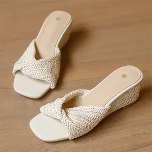 Sandales compensées ajourées plissées pour femme, élégantes et confortables, à bout carré, pour l'été et les banquets - Product Image 1