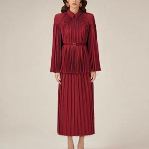 Nouvelle collection printemps : Ensemble deux pièces décontracté pour femme, jupe plissée midi, couleur bordeaux, avec ceinture, effet rajeunissant et design élégant - Product Image 4