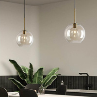 Suspension nordique moderne de luxe en aluminium à tête unique avec abat-jour en verre pour restaurants, cafés, bars, comptoirs et chevets