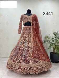 ชุด lehenga แต่งงานสุดชิคใน georgette และสุทธิด้วยการเย็บปักถักร้อยที่ซับซ้อนสำหรับผู้หญิงที่เข้าร่วม Sangeet และฟังก์ชั่นการต้อนรับ - Product Image 3