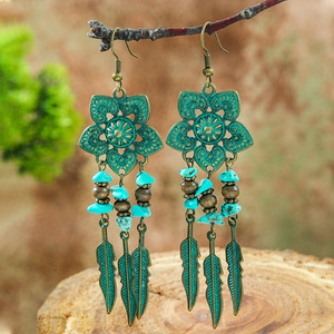 Boucles d'oreilles pendantes bohèmes vertes grandes et tendance, style vintage, avec feuilles et fleurs faites à la main pour femmes - Product Image 2
