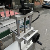 Ligne de conditionnement automatique de haute précision en acier inoxydable et plastique pour le serrage, le transport, l'étiquetage, le codage et le capsulage de bouteilles cosmétiques et de bière