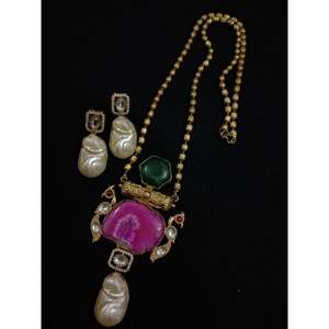 Collier unique plaqué or tibétain fait à la main avec perles Radha Krishna pierre de lune et oeil de tigre pierres semi-précieuses - Product Image 1