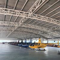 Hangar préfabriqué en acier JINGYI pour opérateur aéroportuaire, base fixe, aviation générale avec hélicoptère, design moderne