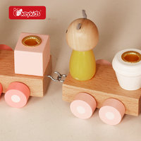 Train en bois rose avec bougies d'anniversaire, chiffres, blocs empilables et figurines d'animaux pour les jeux de simulation et les célébrations d'enfants W04A649E