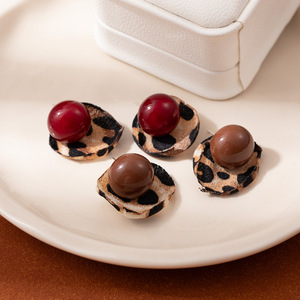 Orecchini a Perno in Lega con Stampa Leopardata e Perle, Stile Retrò Bicolore, Eleganti e Unici, Stile Hong Kong per Donna - Product Image 1