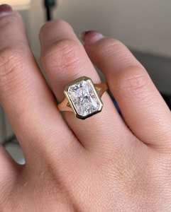 Anillo Solitario de Moissanita de Corte Radiante Incoloro de 2.50 Quilates, Anillo de Compromiso con Engaste de Bisel de Oro Sólido de 14K, Anillo de Fiesta de Aniversario - Product Image 5