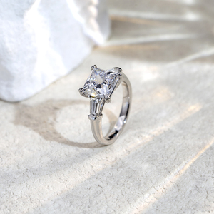 Bague de fiançailles pour femme Messi Jewelry MSR-1727 en or 18 carats, forme princesse, trois diamants, diamant cultivé en laboratoire - Product Image 2