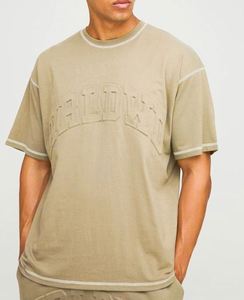 ชุดเสื้อยืดโอเวอร์ไซส์สีเทาอมน้ำตาลพิมพ์ลายนูนพร้อมกางเกงขาสั้นเอวต่ำ แบรนด์เสื้อผ้าชุดเซ็ตสเวตสูท - Product Image 3