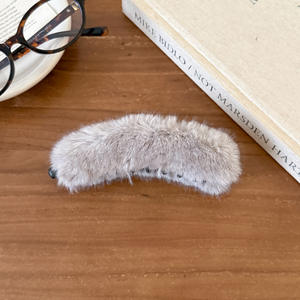 Pince à cheveux géométrique en plastique et tissu en forme de banane pour femme, accessoire de mode automne-hiver pour mariages et occasions spéciales - Product Image 3