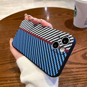 Funda suave con diseño de rayas de fibra de carbono en contraste de color, compatible con iPhone 15, cubierta completa a prueba de golpes. - Product Image 5