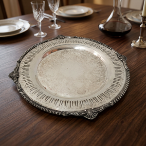 Elegante Plato Decorativo Redondo de Aluminio Hecho a Mano con Relieve Floral Vintage, Estilo Europeo, Personalizable para Bodas - Product Image 5
