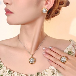 Ensemble de bijoux fantaisie en gros, écologique, en cuivre plaqué or, avec perles de coquillage blanches de 12 mm, collier, boucles d'oreilles et bague pour femme - Product Image 3