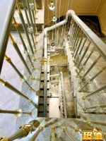 Rampe d'escalier de villa Copper Mansion, garde-corps de luxe léger, colonnes modernes minimalistes en alliage aluminium-magnésium haut de gamme