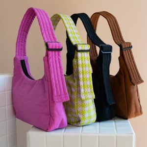 ขายดีกระเป๋าสะพายไหล่แบบลำลองน้ำหนักเบาของผู้หญิงกระเป๋าเสี้ยวความจุขนาดใหญ่กระเป๋าใต้วงแขนหลากสีสำหรับการเดินทาง - Product Image 1