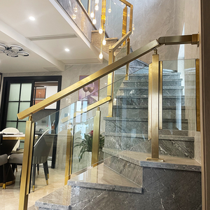 בית שימוש מעץ נירוסטה מסוגנן עבור מרפסות ומדרגות, עם עיצוב מלוטש וברמה גבוהה. - Product Image 2